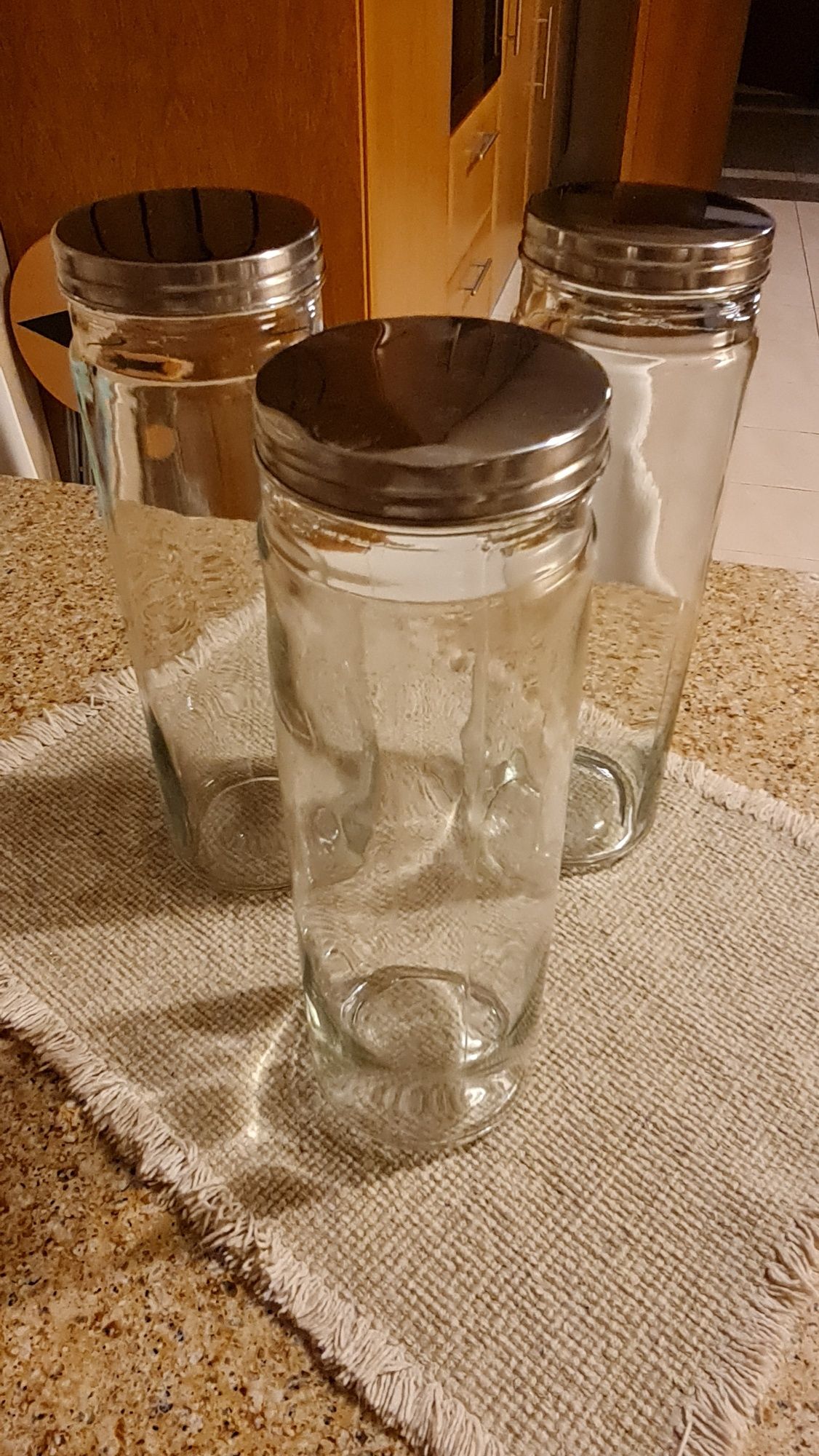 Conjunto de 3 frascos de vidro com tampa metalica de rosca