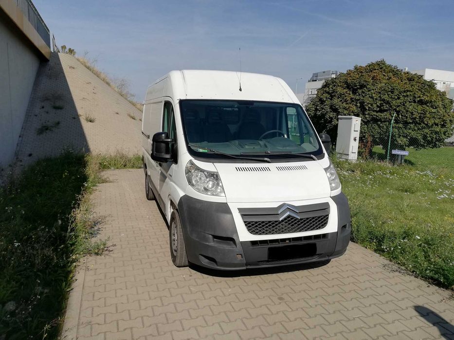 Wypożyczalnia wynajem samochodów dostawczych z HAKIEMciężarowych busów