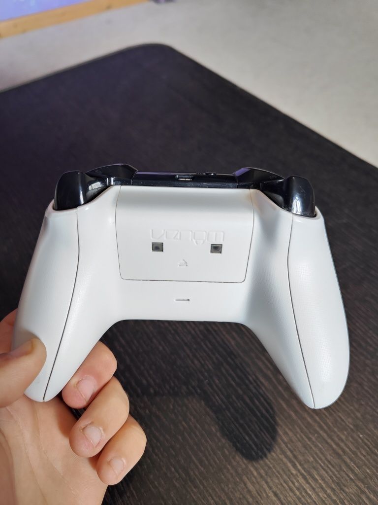 Xbox One S 1 Tb + зарядна станція