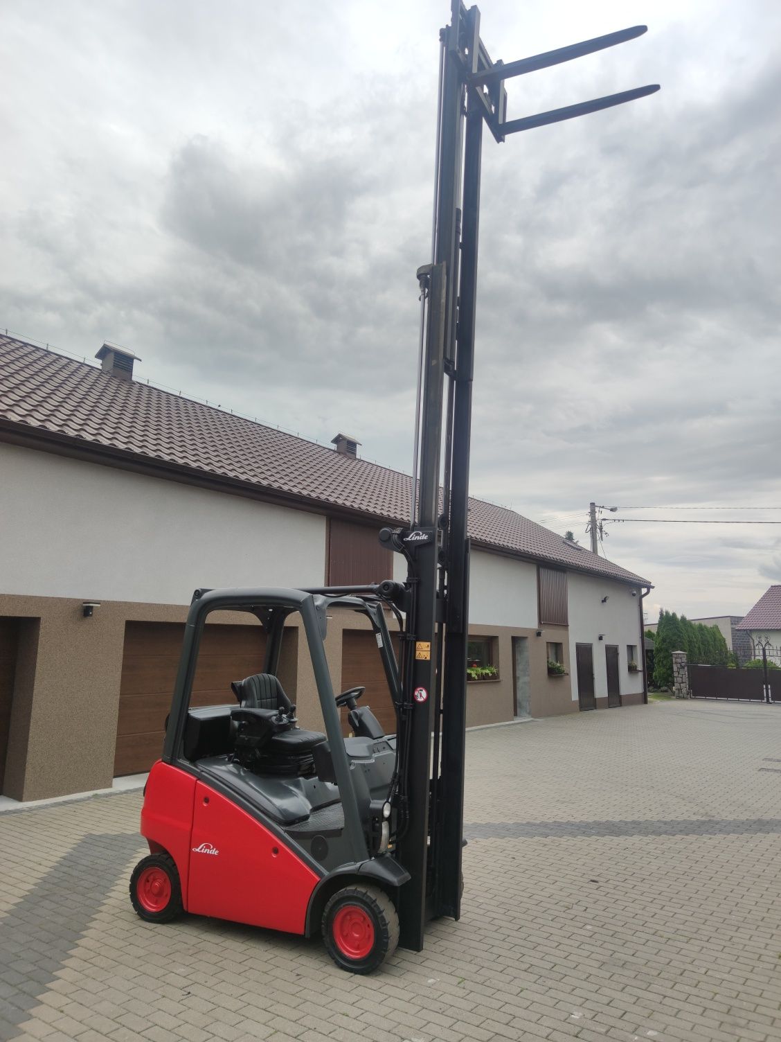 Wózek widłowy Linde H16 Triplex z wolnym skokiem