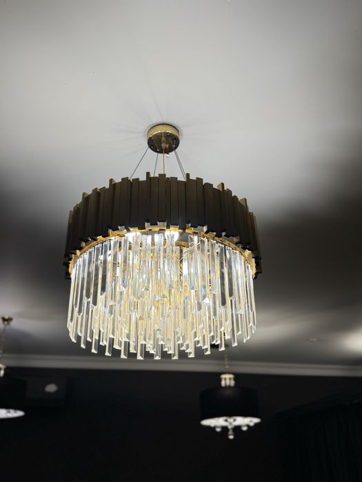 Стильна люстра з кришталевими підвісками