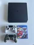 Konsola PS4 SLIM 1TB + dwa oryginalne pady + gra