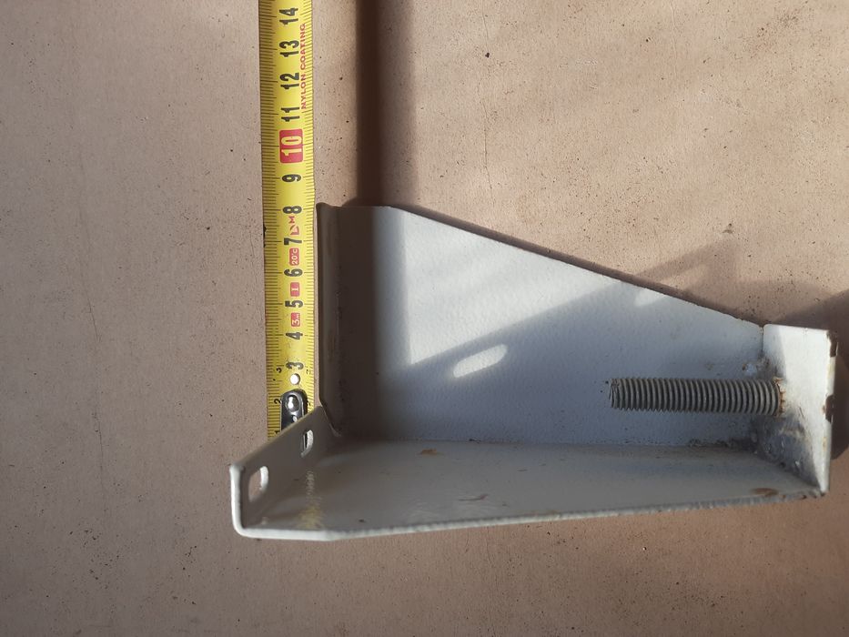 Ножки с регулировкой, сливной бачёк.