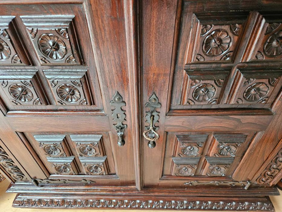 Móvel antigo em madeira trabalhada - óptimo estado