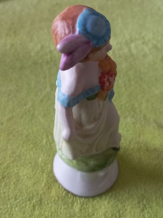 Figurka Kobieta, porcelana biskwitowa