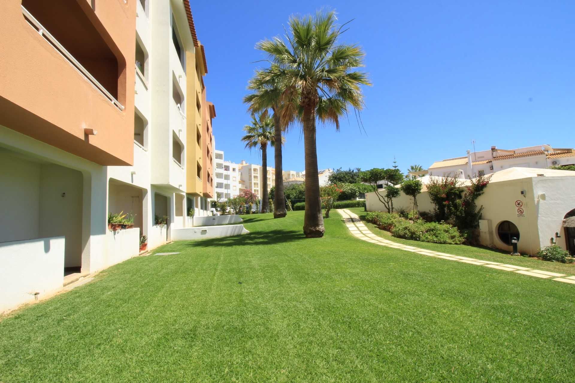 T1 em Albufeira com piscina e jardim