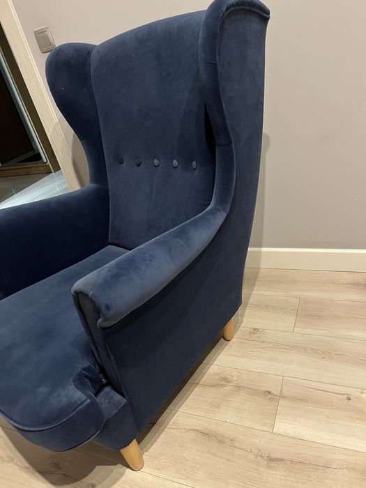 Granatowy fotel welurowy typu uszak