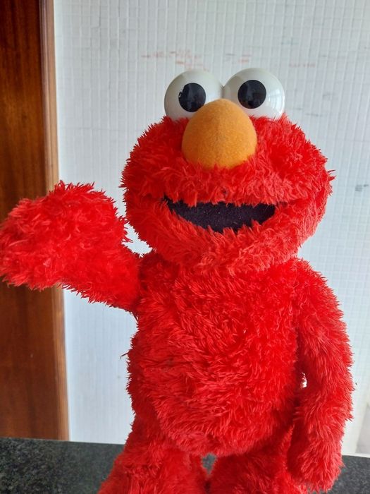 Boneco de peluche a pilhas Elmo