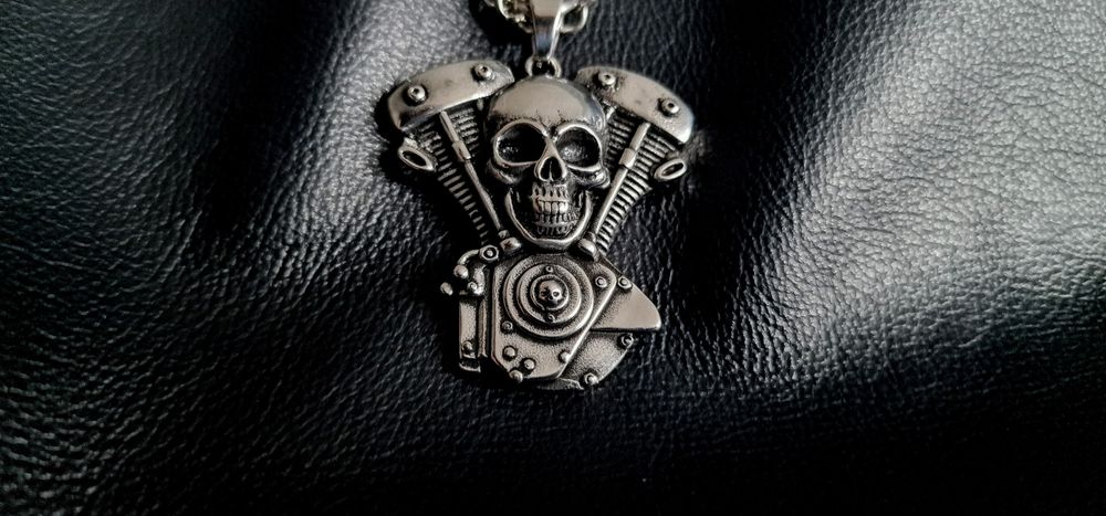 Efektowny wisiorek zawieszka czaszka silnik chopper motocyklowa Harley