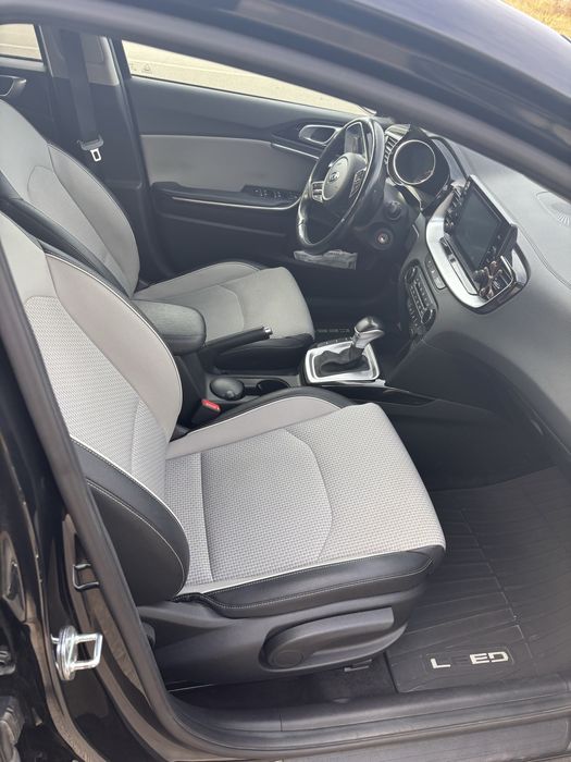 Продаємо автомобіль KIA CEED SW 2021 року