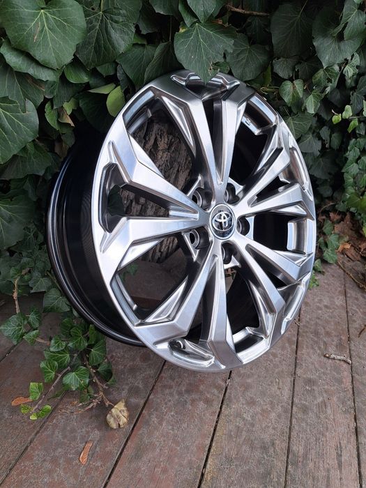 Диски на  Toyota RAV4 R18 5x114.3 ET35 Dia60.1