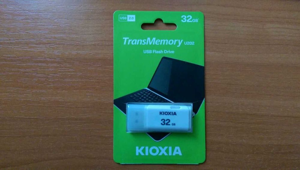 Kioxia TransMemory U202 32GB USB 2.0 White. Флешка практично нова.