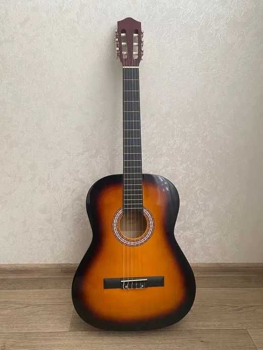 красивая классическая гитара итальянского качества 4/4 полноразмерка