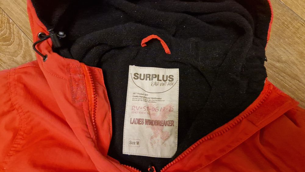 Демісезонна жіноча куртка