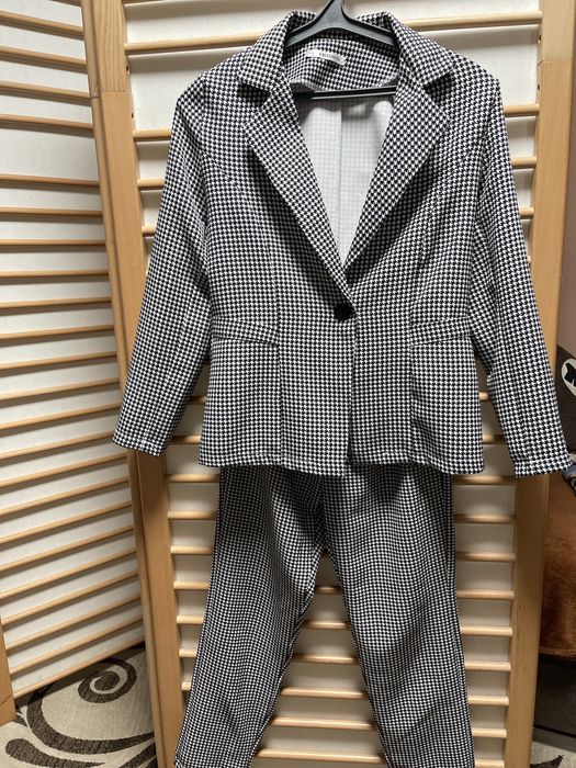 Продам брючний костюм 46 р