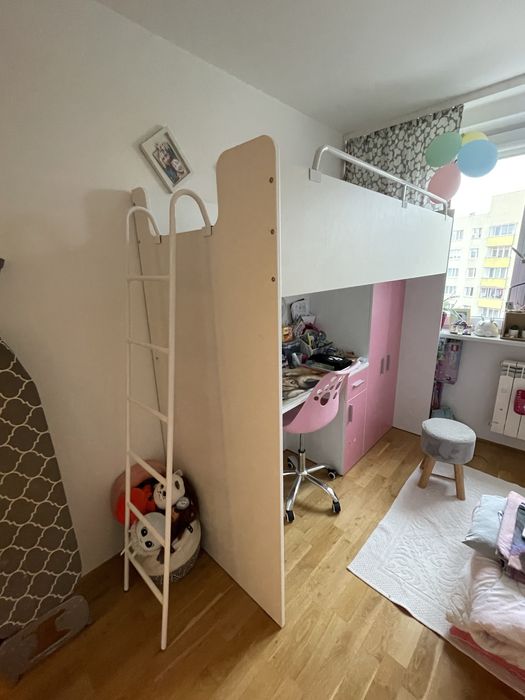Łóżko piętrowe z biurkiem i szafa różowo-białe