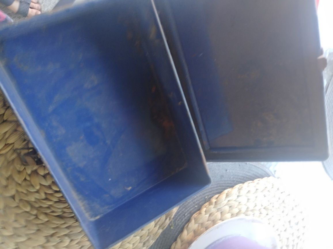 Stara metalowa apteczka