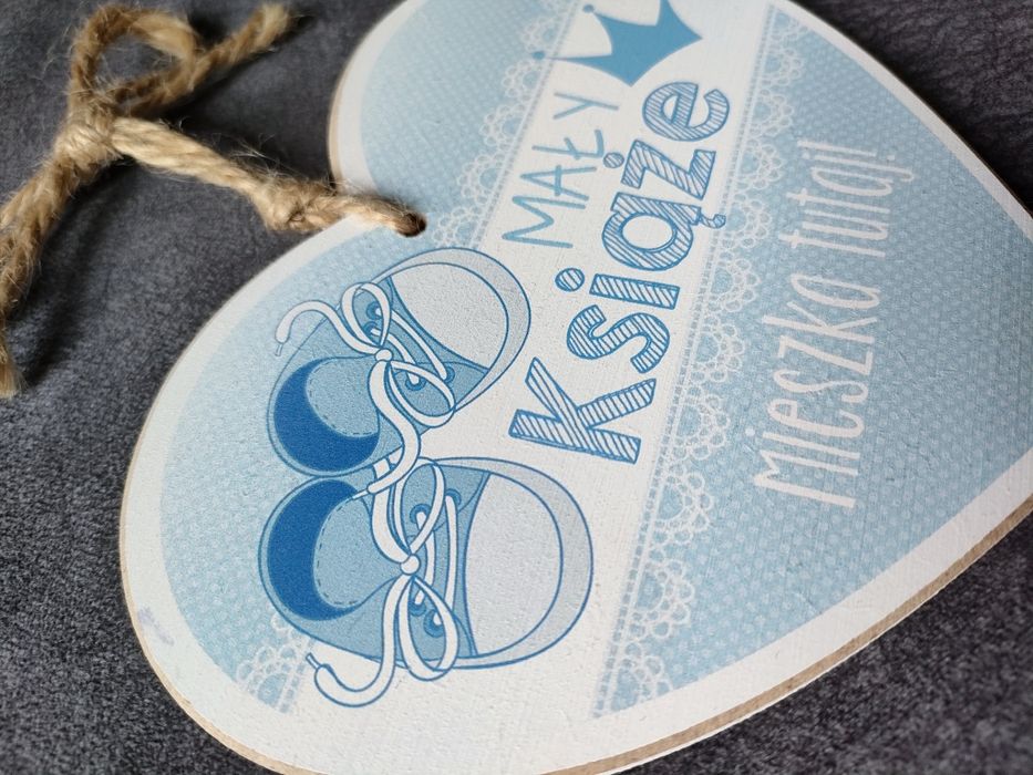 Drewniana tabliczka w kształcie serca "Mały książę mieszka tutaj"