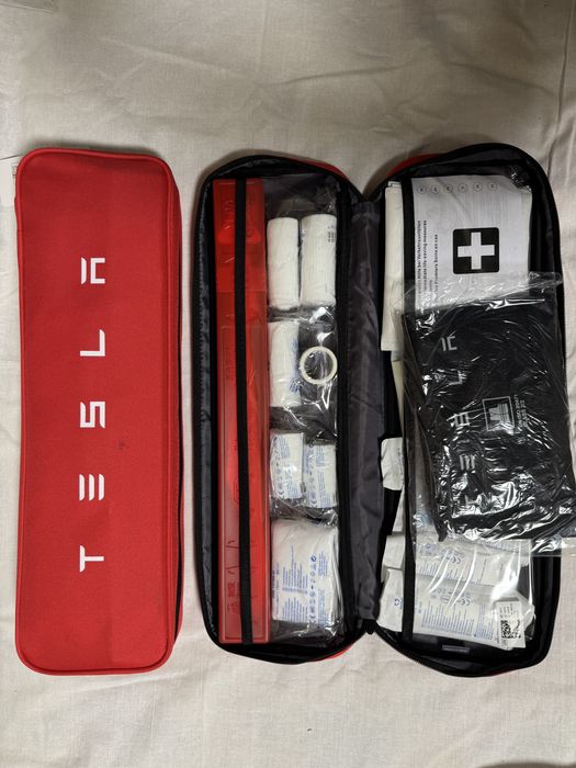 Аптечка  в машину  Tesla