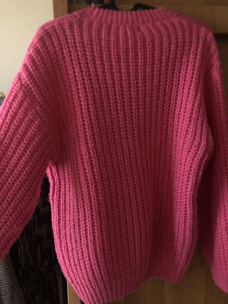 Rozowy sweter fuksja pleciony