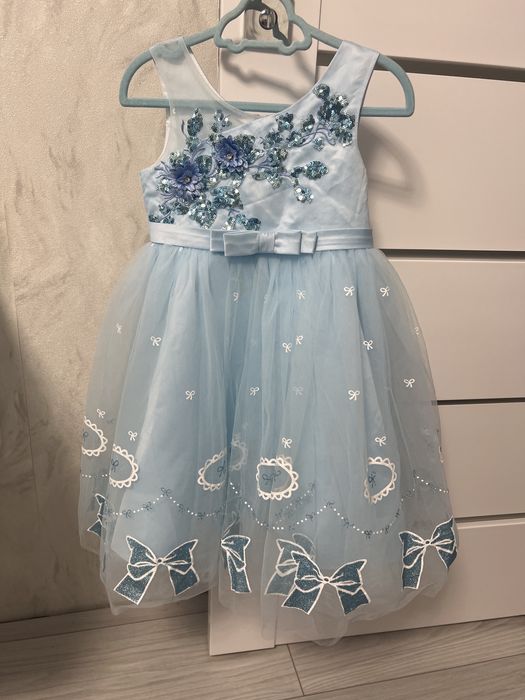 Святкова сукня на дівчинку