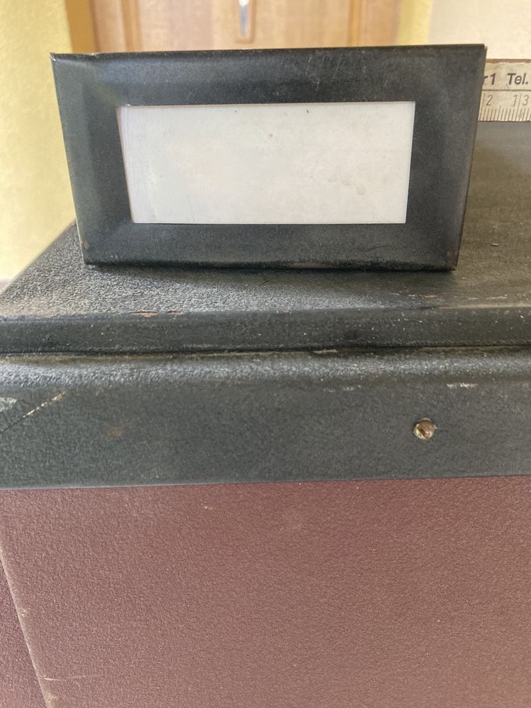 Metalowa szafka na kółkach z szufladkami