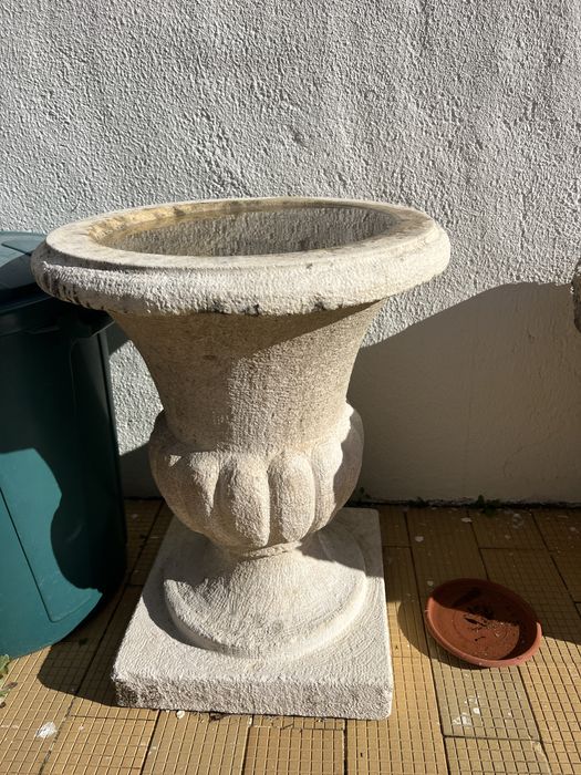 Bancos e vasos de pedra calcário