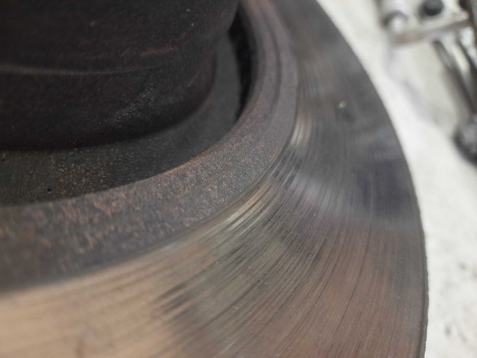 Передні тормозні бліни диски гальмівні Тойота Авенсіс т27 2.2 5х114.3