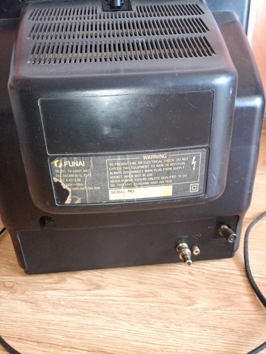 Stary kineskopowy telewizor z pilotem