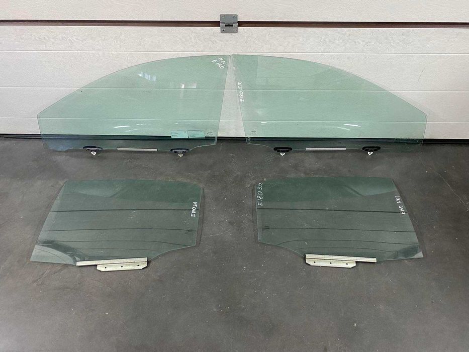 Скло стекло дверей переднє заднє Toyota Corolla E180 13-18р.