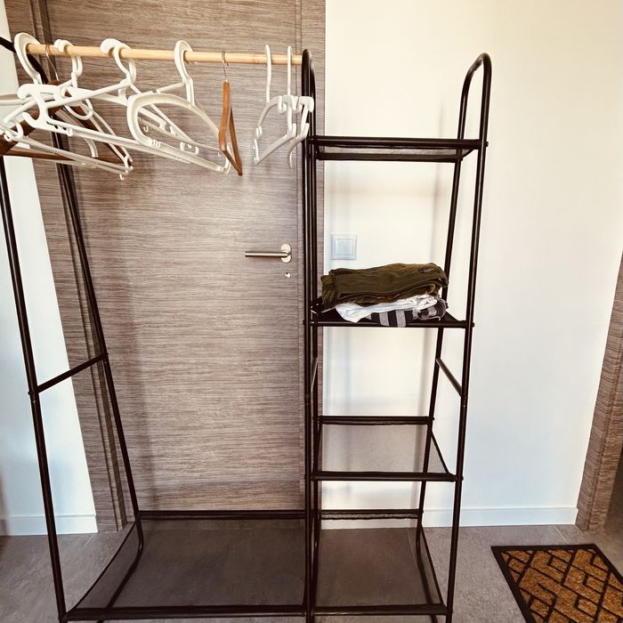 Suporte para roupa com estante