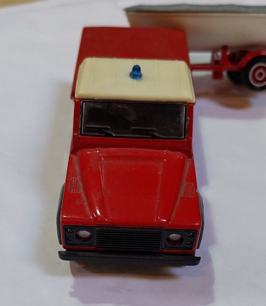 Miniaturas de Bombeiros Land Rover e barco