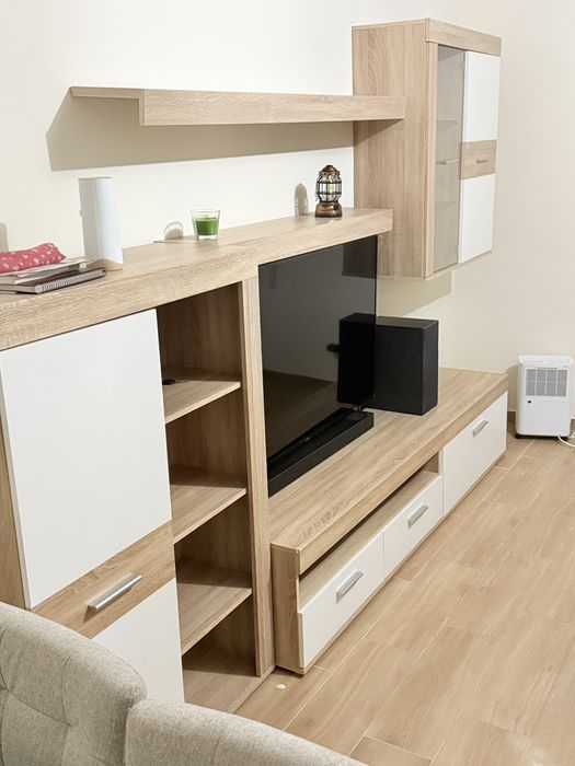 *Móvel de Sala/TV em Madeira Clara com Branco – Excelente Estado*