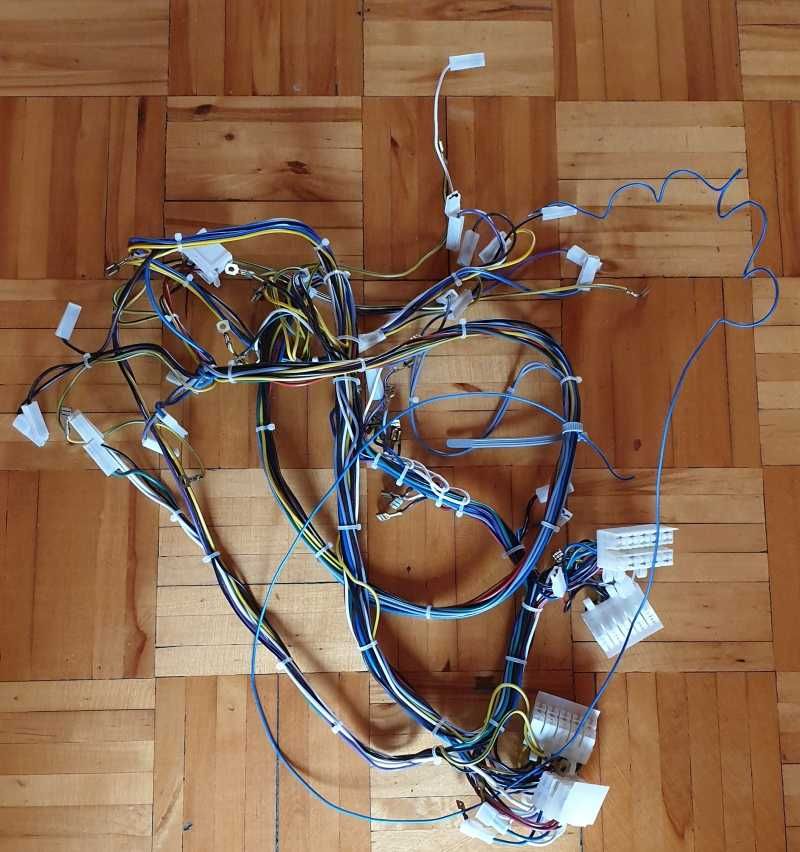 018. Wiązka kabli - komputer stacjonarny.