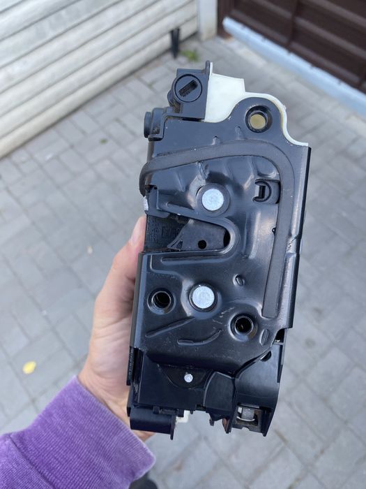 Продам правий задній замок на Volkswagen Passat NMS