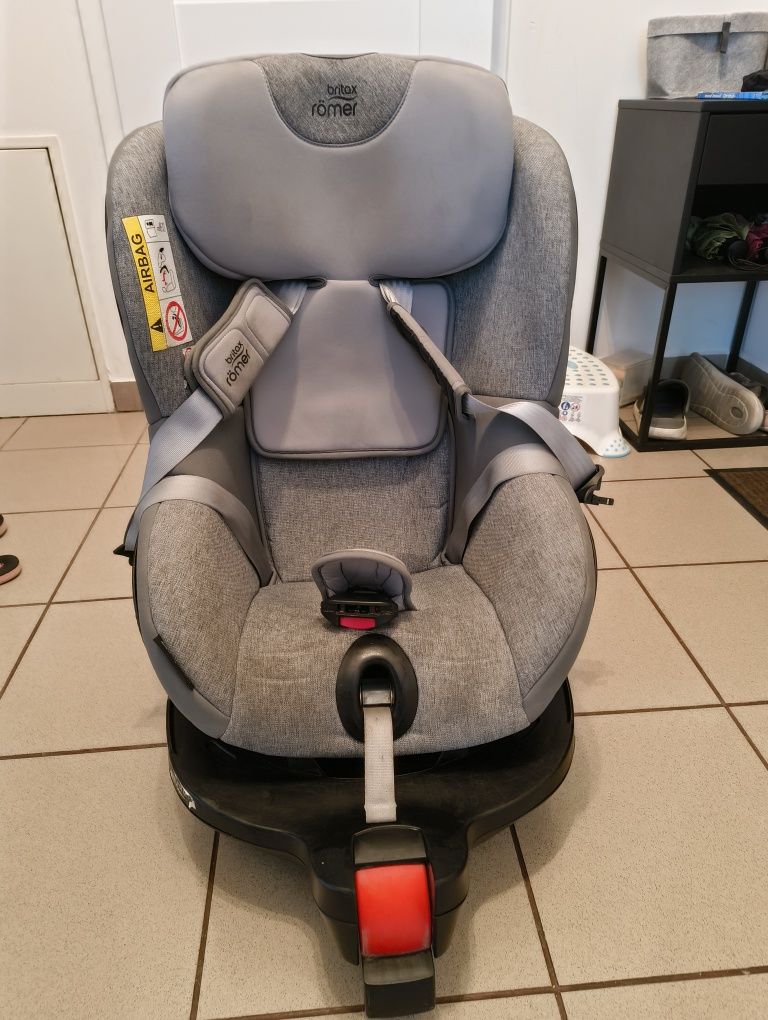 Fotelik samochodowy Britax Römer Dualfix M – obracany ISOFIX