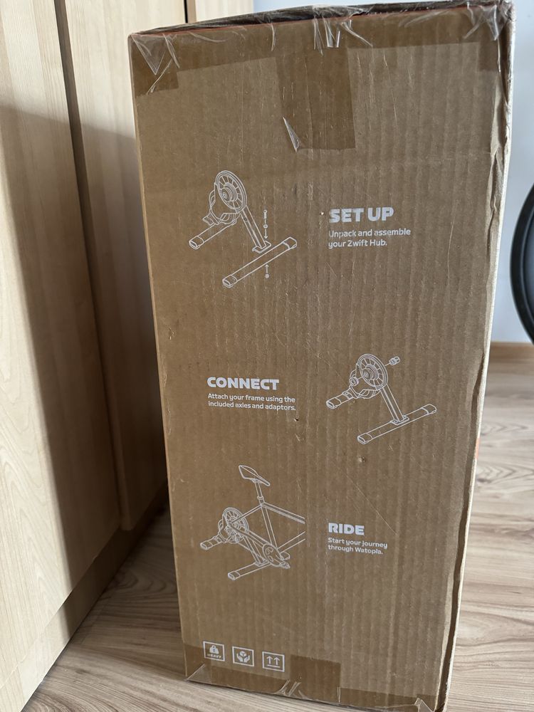 Trenażer Zwift Hub One + roczna subskrypcja Zwift