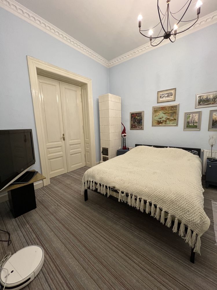 Продається пчтикімнатна квартира в історичному будинку в центрі міста