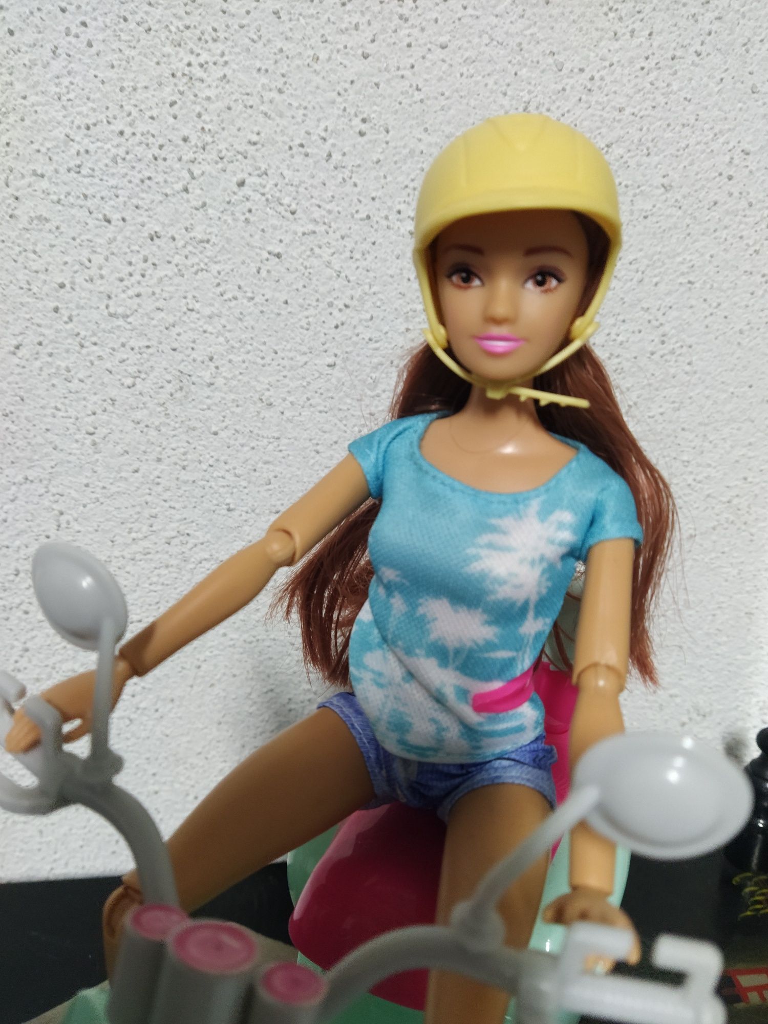 Barbie em Moto Scooter - RESERVADA