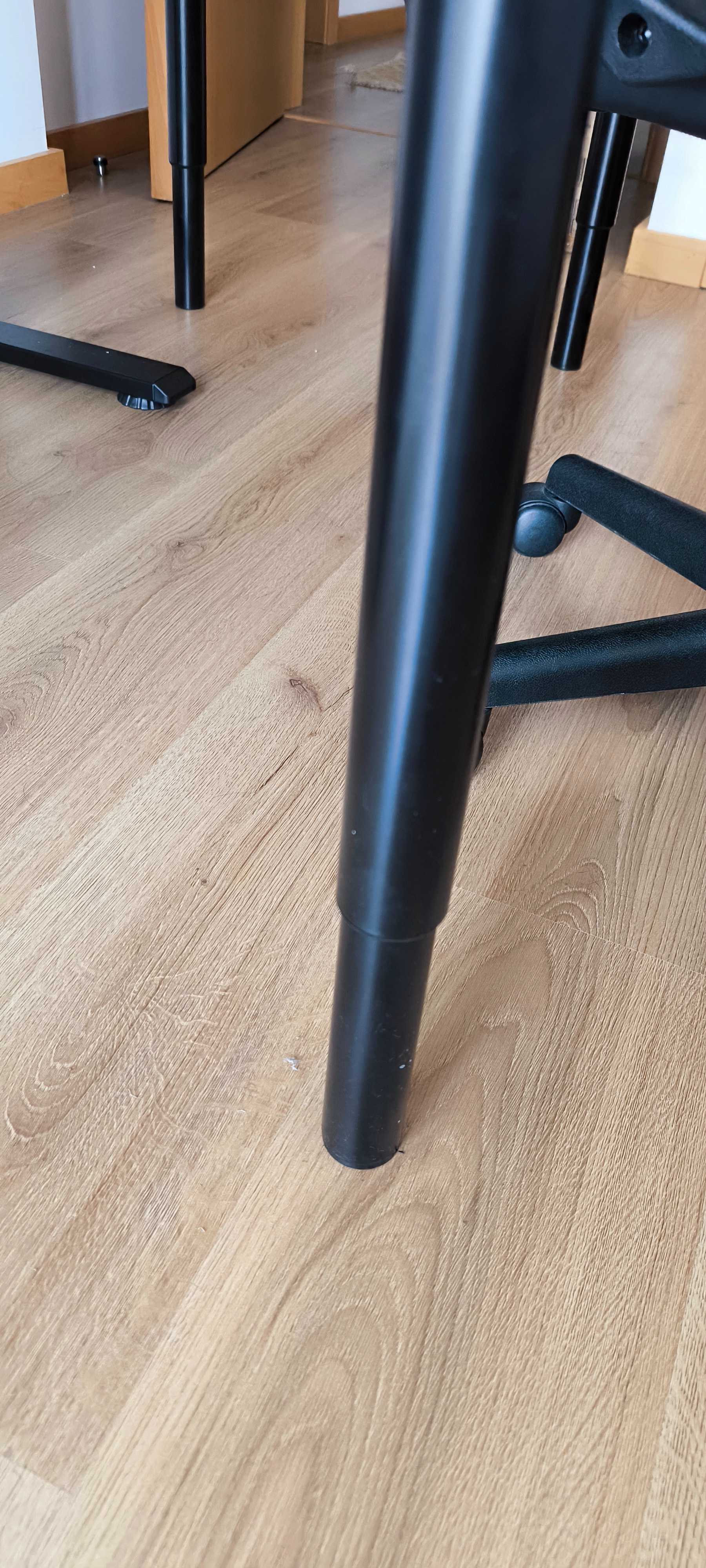 Mesa com ajuste de altura preta + cadeira