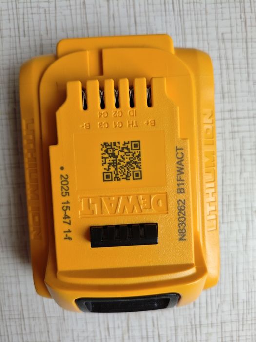Акумуляторна батарея і зарядний пристрій DeWalt
