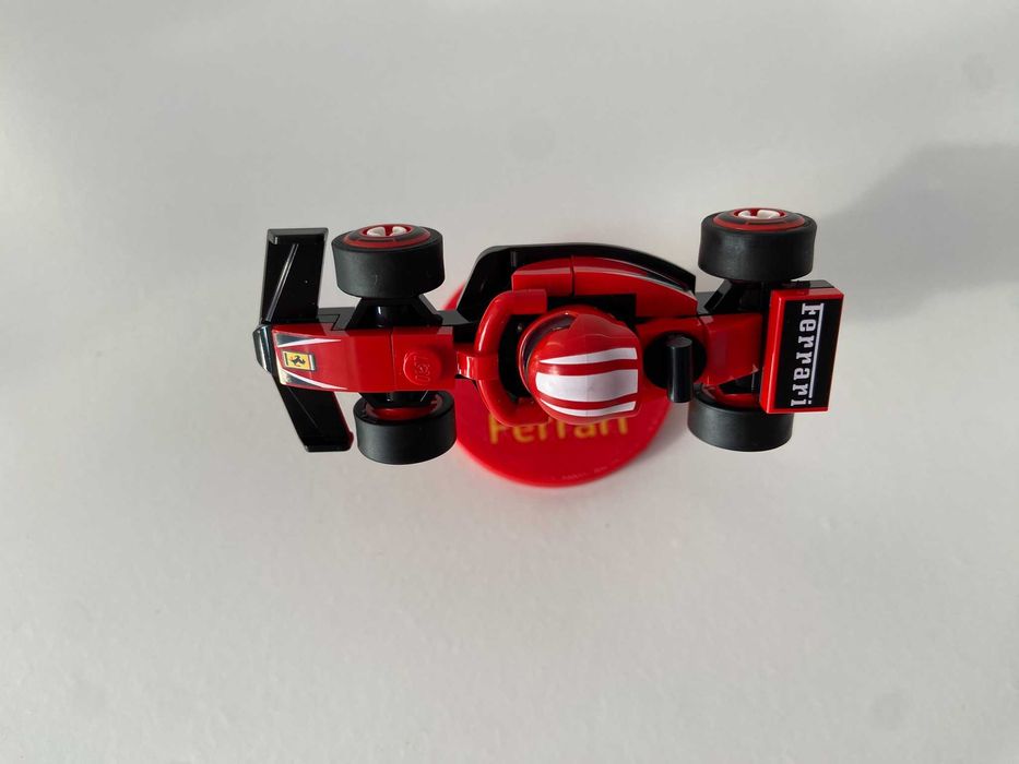 Suporte para mini carro de F1 LEGO - Ferrari