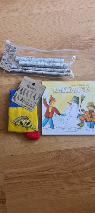 Zestaw różności książeczka skarpetki pizza i zestaw długopis i ołówek