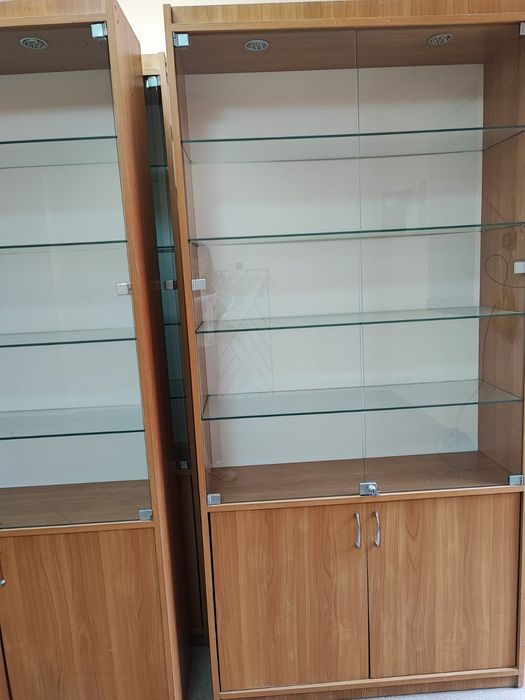 Вітрини склянні з полками