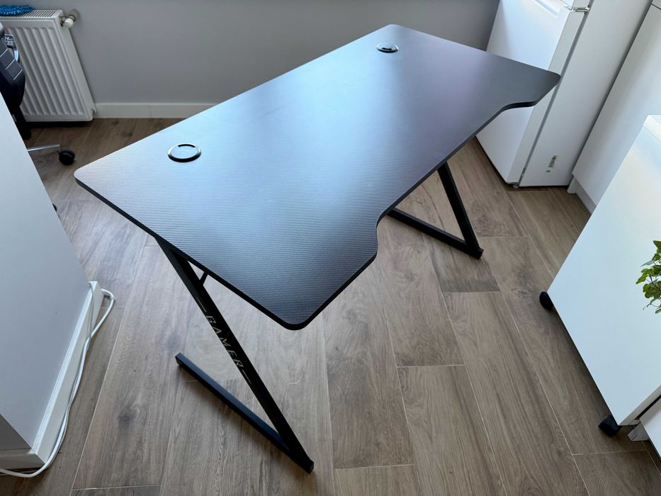 Стіл геймерський (комп'ютерний) чорний HALSTED 60х120 см