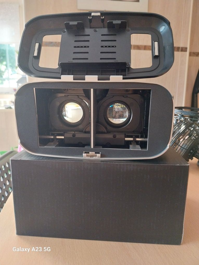 Virtual reality glasses