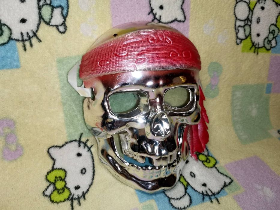 Маска пластиковая Пиратский череп в Серебряном цвете хэллоуин праздник