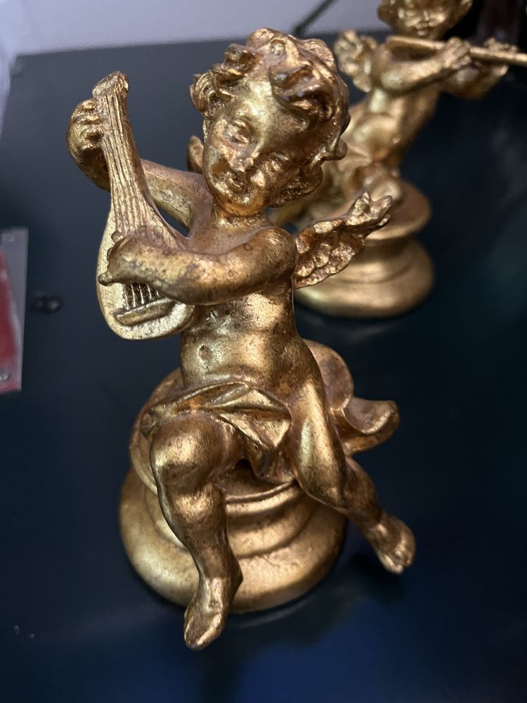 Quatro estatuetas