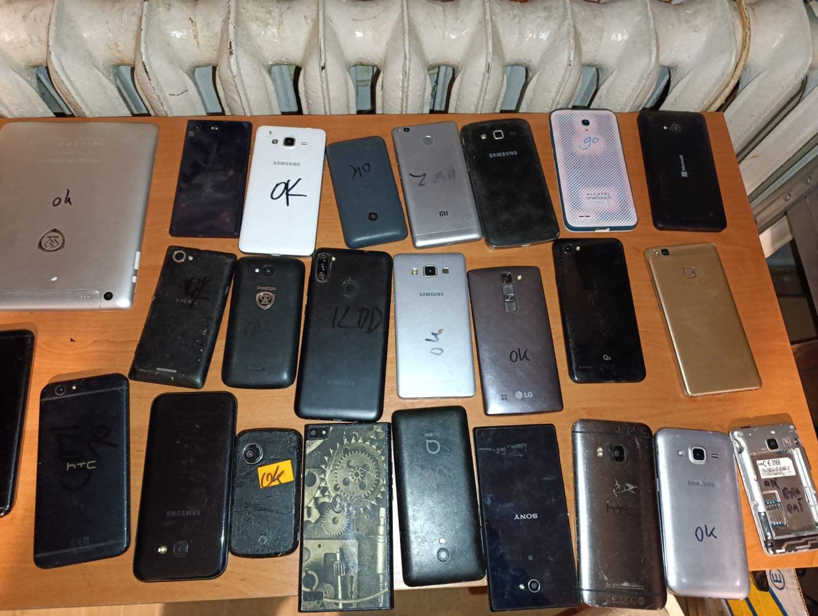 Telefony sprawne, działające, uruchamiają się wszystkie,