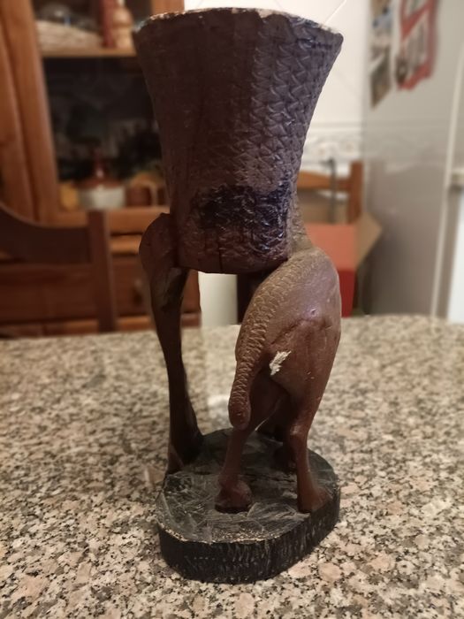 Vendo peça em madeira muito antiga